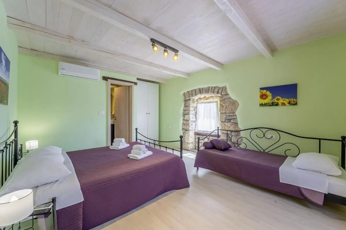 Villa Octingenti In Marceljani - Haus Fuer 4-6 Personen Veligolji